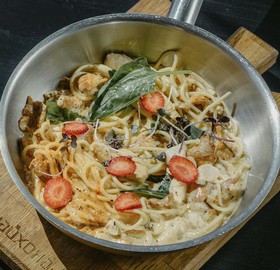 Паста с куриной грудкой и грибами - Фото