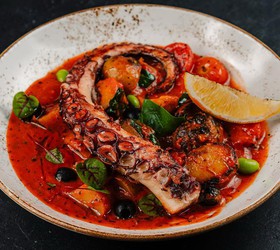 Осьминог с соусом из томатов и оливок - Фото