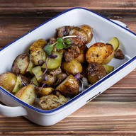 Молодой запеченный картофель Фото