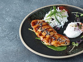 Куриная грудка в азиатском стиле с яйцом - Фото