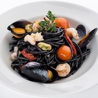Спагетти нери с морепродуктами Фото