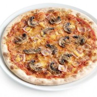Пицца ветчина и грибы Фото