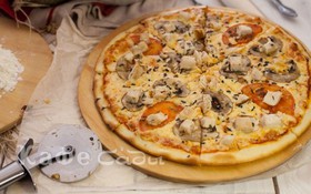 Курица и грибы пицца - Фото