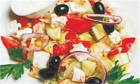 Греческий салат с соусом дзадзыки - Фото