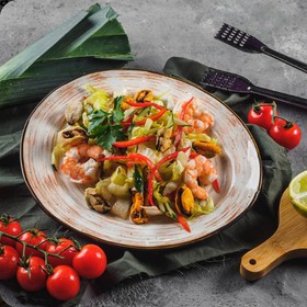 Салат легкий с морепродуктами - Фото