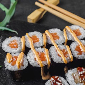 Классический ролл с лососем - Фото