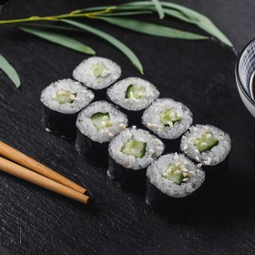 Классический ролл с огурцом - Фото