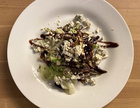Салат с финиками и сыром дор блю - Фото