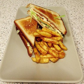 Сендвич с курицей и беконом - Фото