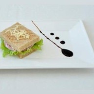 Клаб-сэндвич с ветчиной и сыром Фото