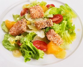 Салат с жареным лососем и соусом - Фото