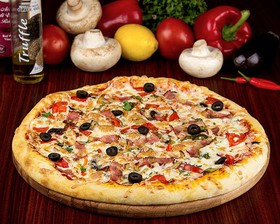 Пицца с салями и беконом - Фото