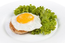 Бифштекс куриный с яйцом - Фото