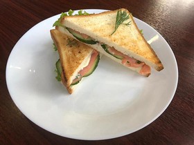 Сэндвич-клаб с семгой - Фото