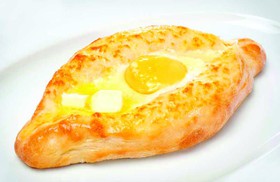 Хачапури по-аджарски с яйцом - Фото