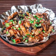 Курица с грибами на сковородке Фото
