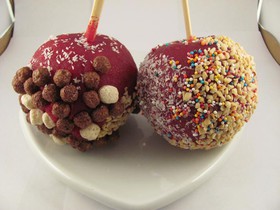 Яблоко в карамели с посыпкой на выбор - Фото