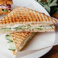 Сэндвич с ветчиной и сыром Фото