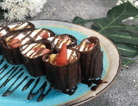 Шоколадный ролл с клубникой и манго - Фото