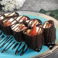 Шоколадный ролл с клубникой и манго Фото
