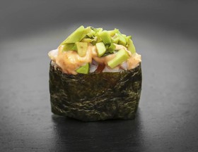 Острые суши с угрем и авокадо - Фото