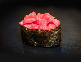 Суши острый тунец - Фото