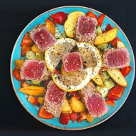 Горячий салат с тунцом Фото