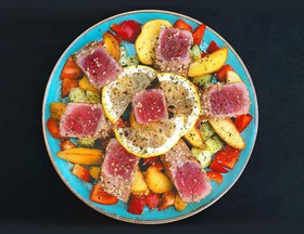Горячий салат с тунцом - Фото