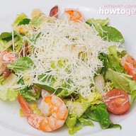 Цезарь салат с креветками Фото