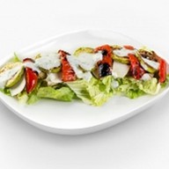 Салат с печеными овощами и куриным филе Фото