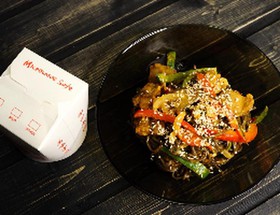 Wok с цыпленком и томатами с соусом чили - Фото