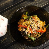 Wok с цыпленком и томатами с соусом чили Фото