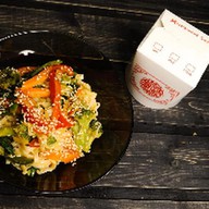 Wok с овощами, кокосом и чили Фото