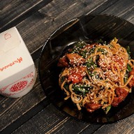 Wok с цыпленком, шпинатом и томатами Фото