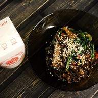 Wok с говядиной и шпинатом, соус терияки Фото