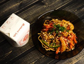 Wok пад тай с креветками - Фото