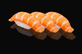 Суши нигири с лососем - Фото
