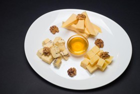 Сырная тарелка с медом - Фото