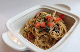 Спагетти с грибами и ветчиной ланч - Фото