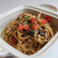 Спагетти с грибами и ветчиной ланч Фото