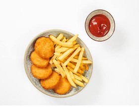 Наггетсы с картофелем фри и кетчупом - Фото