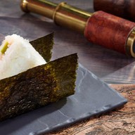 Онигири креветка авокадо Фото