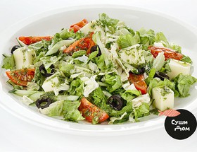 Греческий салат с соусом песто - Фото