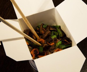 Фо-Хо с овощами и телятиной под соусом - Фото