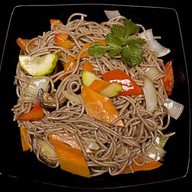 Гречневая лапша соба с овощами Фото