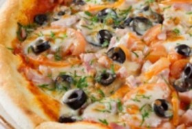 Пицца с ветчиной и оливками - Фото