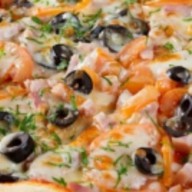 Пицца с ветчиной и оливками Фото