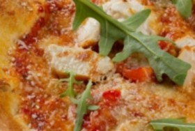 Пицца с курицей-гриль и томатами черри - Фото