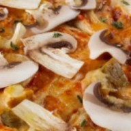 Пицца с грибами и трюфельным маслом Фото