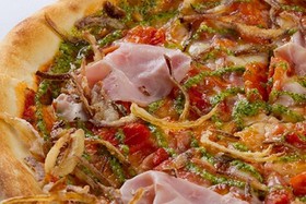 Пицца с ветчиной, томатами и кинзой - Фото